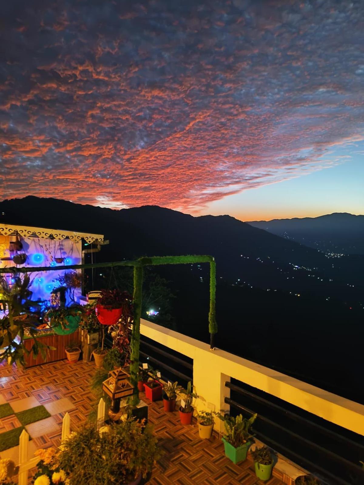 The Sunset Nest Offbeat Homestay 다르질링 외부 사진